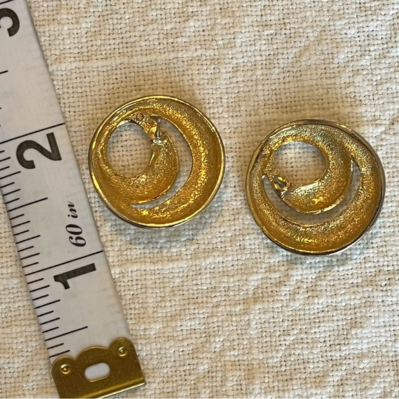 VTG 80’s 90’s Gold Tone Swirl Earrings - Picture 3 of 4
